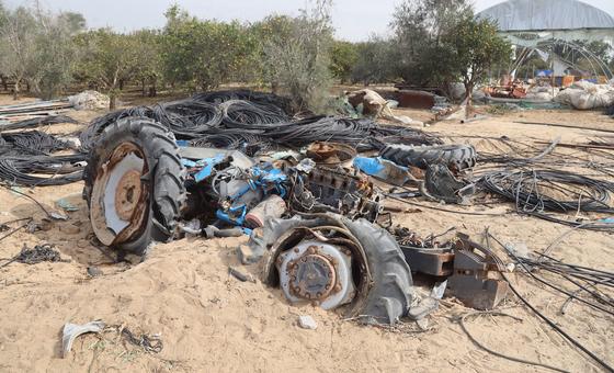 جرار زراعي مدمر في أرض زراعية لحقت بها أضرار في قطاع غزة.